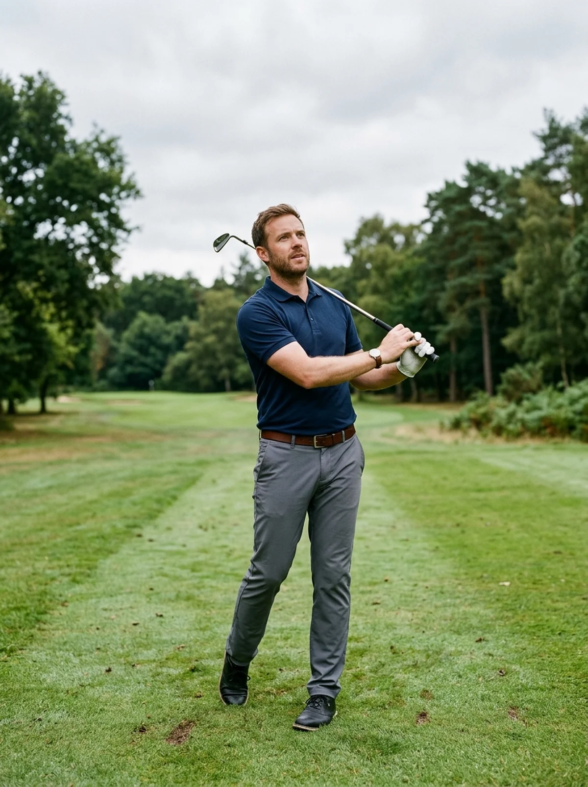 Golfista aficionado siguiendo el vuelo de su bola en el campo